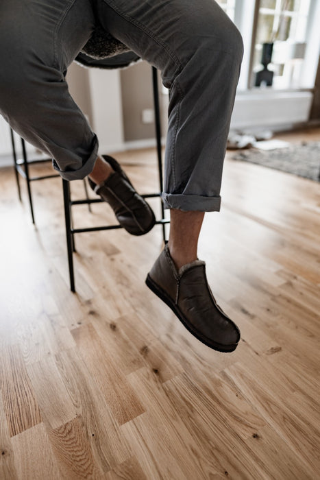 Luxurious gents' slipper boots made from sheepskin and shearling, designed with EVA soles for durability and comfort