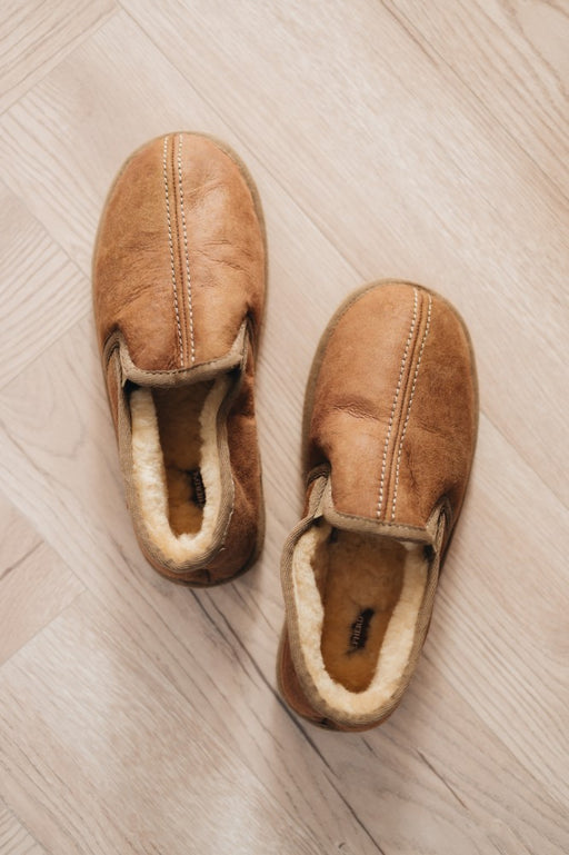 Mens Sheepskin Slipper style bosse in a tan colour. Sheepskin looks warm and inviting from the top view