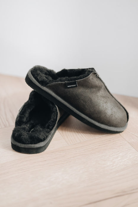 Men's Hugo Shepherd warm sheepskin slippers for cosy indoor comfort in grey