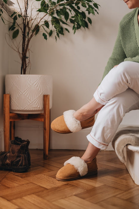 Classic slipper for women made of sheepskin with fold over cuff