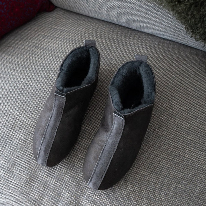 Sheepskin Slipper 'Henrik' in Grey asphalt from Shepherd of Sweden for men